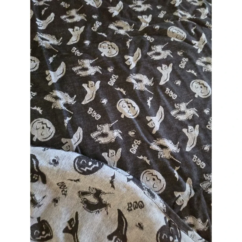 Hallowe4n Tablecloth Black White Gray Reversible 86x60